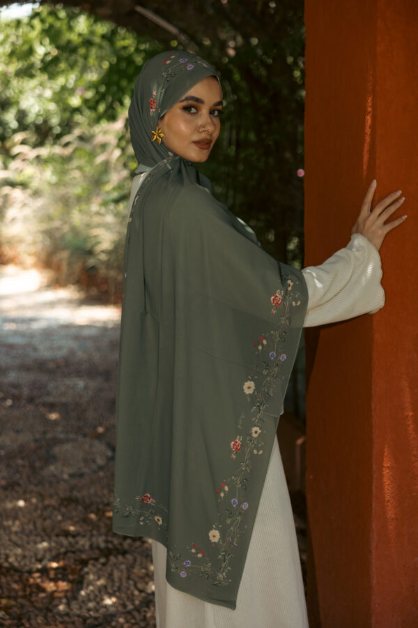 067A8280 Haya Glow