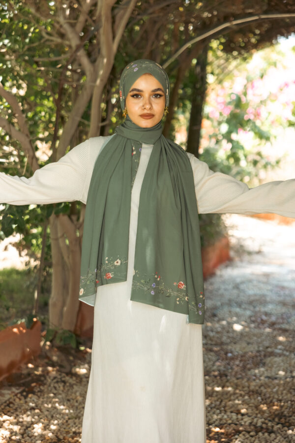 067A8289 Haya Glow